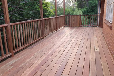 Design ideas for a mid-sized modern deck in Sydney.