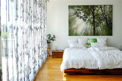 Mittelgroßes Modernes Hauptschlafzimmer mit weißer Wandfarbe in Frankfurt am Main