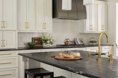 Example of a classic kitchen design in Nashville