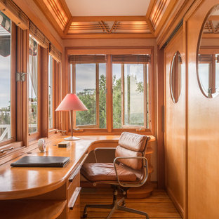 Esempio di un ufficio minimalista con pareti marroni, pavimento in legno massello medio, scrivania incassata e pavimento marrone