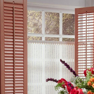 デンバーの小さいモダンスタイルのおしゃれなホームオフィス・仕事部屋 (茶色い壁) の写真