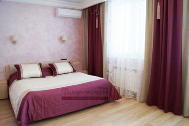 Источник вдохновения для домашнего уюта: хозяйская спальня среднего размера в современном стиле с розовыми стенами и паркетным полом среднего тона