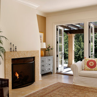 Ejemplo de salón mediterráneo con parades naranjas y chimenea tradicional