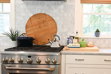 ボストンにあるお手頃価格の広いおしゃれなキッチン (シェーカースタイル扉のキャビネット、白いキャビネット、大理石カウンター、白いキッチンパネル、石タイルのキッチンパネル、シルバーの調理設備、白いキッチンカウンター) の写真