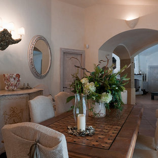 Mediterranes Esszimmer mit weißer Wandfarbe, Terrakottaboden und rosa Boden in Sonstige