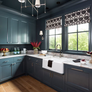 Inspiration för ett mellanstort eklektiskt kök, med en rustik diskho, luckor med infälld panel, blå skåp, bänkskiva i kvartsit, stänkskydd i sten, rostfria vitvaror, mellanmörkt trägolv och brunt golv