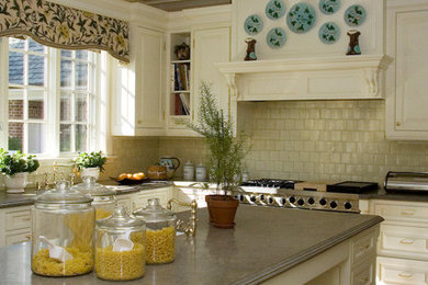 Example of a classic kitchen design in New York