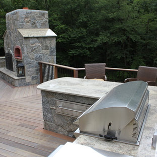 ニューヨークのトランジショナルスタイルのおしゃれなデッキの写真