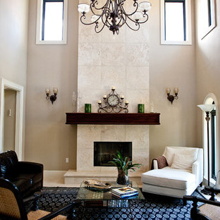 Imagen de salón para visitas cerrado, mediterráneo, grande, sin televisor, con paredes beige, suelo de baldosas de porcelana, chimenea tradicional y marco de chimenea de piedra
