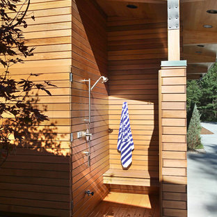 デトロイトのコンテンポラリースタイルのおしゃれなデッキ (屋外シャワー) の写真