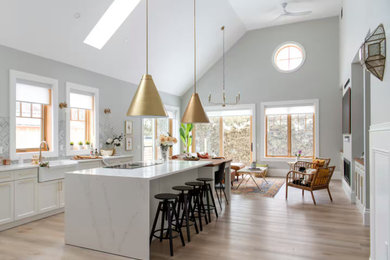 Example of a trendy kitchen design in Ottawa