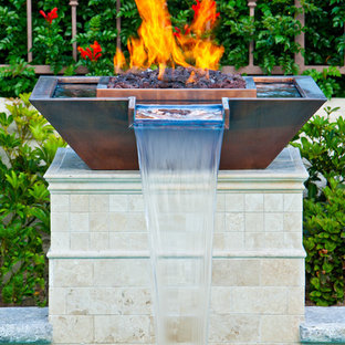 サンディエゴのエクレクティックスタイルのおしゃれなプールの写真