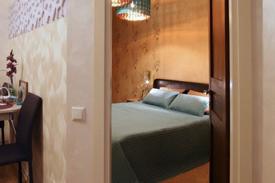 Aménagement d'une chambre parentale contemporaine avec un mur beige et un sol en bois brun.
