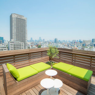 東京23区のモダンスタイルのおしゃれなテラス・中庭 (デッキ材舗装、日よけなし) の写真