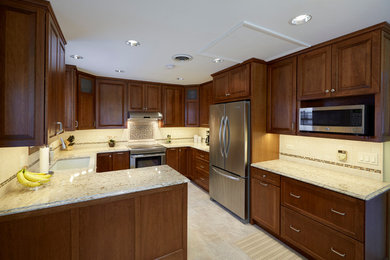 Kitchen - traditional kitchen idea in Chicago