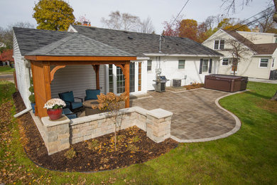 Photo of a contemporary patio in Milwaukee.