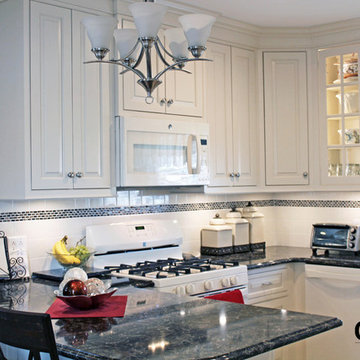 Traditional Eggshell White Kitchen with Peninsula