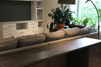 Example of a trendy home office design in Chicago