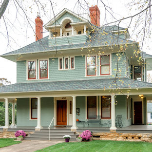 ワシントンD.C.のヴィクトリアン調のおしゃれな三階建ての家 (緑の外壁) の写真