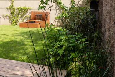 Exemple d'un jardin moderne de taille moyenne et l'été avec une exposition ensoleillée.