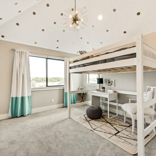 Modelo de dormitorio infantil clásico renovado con paredes beige, moqueta y suelo gris