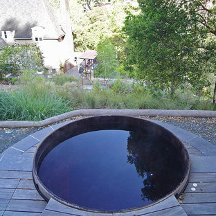 Inspiration för en mellanstor funkis rund ovanmarkspool på baksidan av huset, med spabad och grus