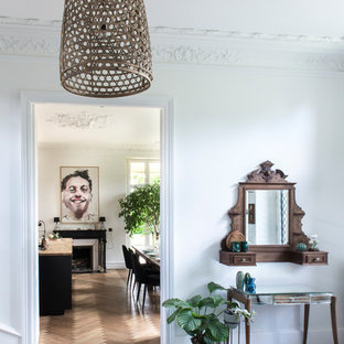 Exempel på en mellanstor eklektisk foajé, med vita väggar, klinkergolv i keramik, en dubbeldörr, en svart dörr och blått golv