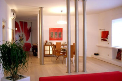 Esempio di una grande sala da pranzo aperta verso il soggiorno design con pareti bianche, pavimento in legno massello medio e pavimento beige