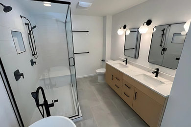 Example of a minimalist bathroom design in Milwaukee