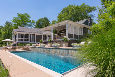 Traditional brown one-story exterior home idea in Cincinnati with a shingle roof