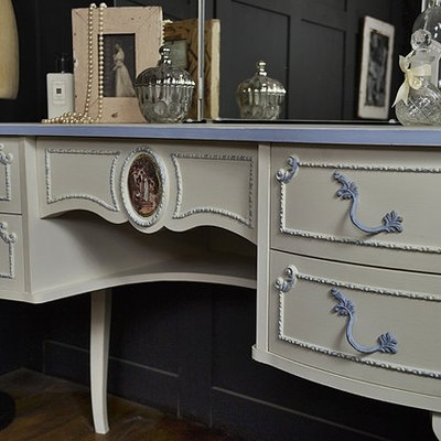 Example of a mid-sized cottage chic home design design in Sussex