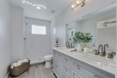 Cottage bathroom photo in Phoenix