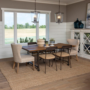 コロンバスの広いカントリー風 LDKの画像 (ベージュの壁、無垢フローリング、暖炉なし)