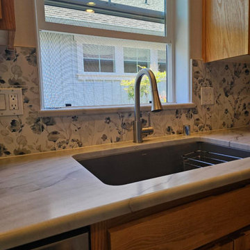 Kitchen Quartzite countertops & large format tile backsplash
