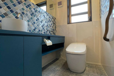 他の地域にある地中海スタイルのおしゃれなトイレ・洗面所の写真