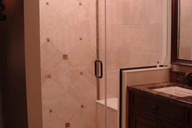 Minimalist bathroom photo in Indianapolis