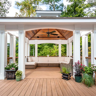 ニューヨークの大きいトラディショナルスタイルのおしゃれな裏庭のデッキの写真
