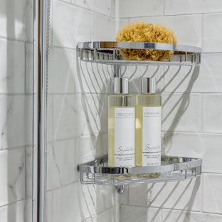 Idee per una piccola stanza da bagno moderna con doccia ad angolo, piastrelle bianche, pareti gialle, pavimento con piastrelle in ceramica, lavabo sospeso, pavimento bianco e porta doccia scorrevole