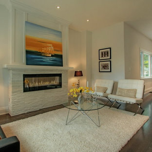 Inredning av ett modernt vardagsrum, med en spiselkrans i sten