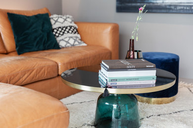 Idee per un soggiorno minimalista con pareti grigie, TV nascosta e pavimento grigio