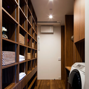 他の地域のモダンスタイルのおしゃれなランドリールーム (オープンシェルフ、白い壁、無垢フローリング、茶色い床) の写真