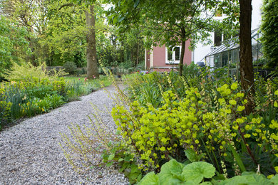 Inspiration for a medium sized contemporary garden in Amsterdam.
