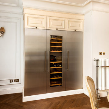 Traditional Lay-On Panelled with Large Mouldings Shaker Kitchen