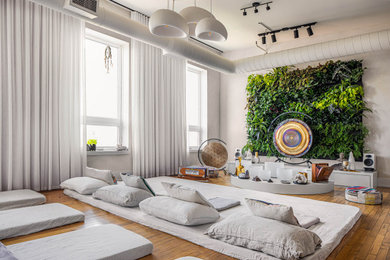 Example of an urban living room design in Toronto