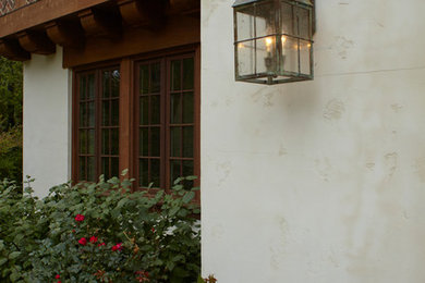 Example of an exterior home design in Milwaukee