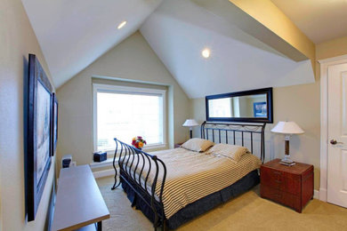 Foto de dormitorio principal, blanco y blanco y madera bohemio de tamaño medio sin chimenea con paredes blancas, moqueta, suelo beige y techo inclinado