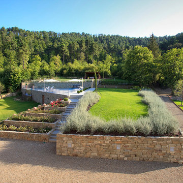 Veduta del giardino e della piscina dalla villa-Resort