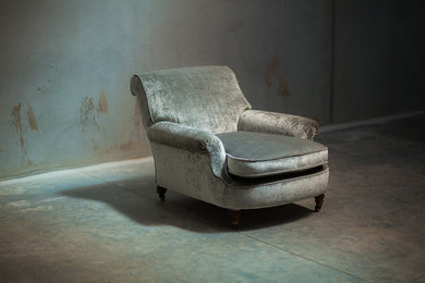 Traditional armchair upholstered in velvet fabric
