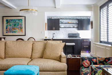 Example of a family room design in New York