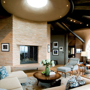 Geräumiges, Offenes Mediterranes Wohnzimmer mit Bambusparkett, Kamin und Kaminsims aus Stein in Albuquerque